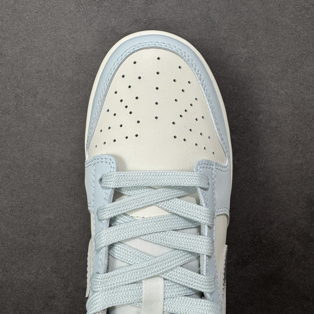 图片[8]-【定制版】Nike Dunk SB Low 耐克 SB 低帮 所念星河 冰封雪银 此款以冰川蓝为基调，纯白如云絮轻覆于鞋面，蓝白渐变仿若星云交织；侧身Swoosh Le以电镀银勾勒，暗光下如流星划破天际。后跟手写字体点缀文艺气息，低调诉说仰望星空的浪漫。冰川蓝与白色的清爽配比，褪去了张扬，更显日常高级感。 货号：BS0508-036 尺码：36 36.5 37.5 38 38.5 39 40 40.5 41 42 42.5 43 44 编码：HXSB330340-选品中心