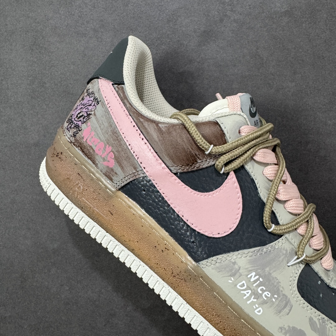 图片[6]-【定制版】Nike Air Force 1\’07 Low \”Mist Powder Diary\” 手绘涂鸦 雾粉日记 空军一号低帮休闲板鞋  #雾面灰调的松弛感，又晕开柔粉的甜意 像阴天里忽然透出的软光。鞋身的“Nice Day：D”是随手写下的碎碎念，侧旁的涂鸦小字藏着没说尽的情绪，做旧的鞋底像踩过了几程温柔的日子  货号：CW1888-680 尺码：36 36.5 37.5 38 38.5 39 40 40.5 41 42 42.5 43 44 44.5 45-选品中心