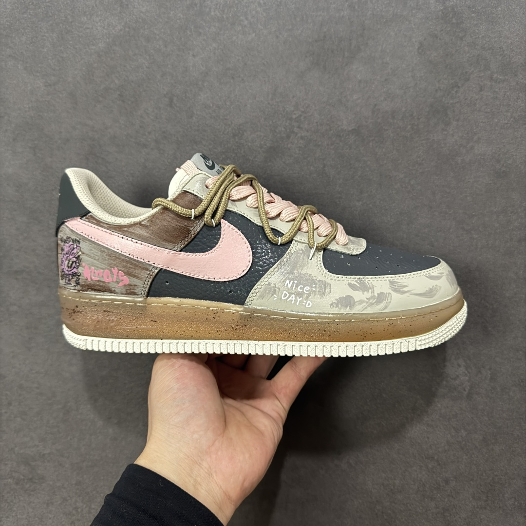 【定制版】Nike Air Force 1\’07 Low \”Mist Powder Diary\” 手绘涂鸦 雾粉日记 空军一号低帮休闲板鞋  #雾面灰调的松弛感，又晕开柔粉的甜意 像阴天里忽然透出的软光。鞋身的“Nice Day：D”是随手写下的碎碎念，侧旁的涂鸦小字藏着没说尽的情绪，做旧的鞋底像踩过了几程温柔的日子  货号：CW1888-680 尺码：36 36.5 37.5 38 38.5 39 40 40.5 41 42 42.5 43 44 44.5 45-选品中心
