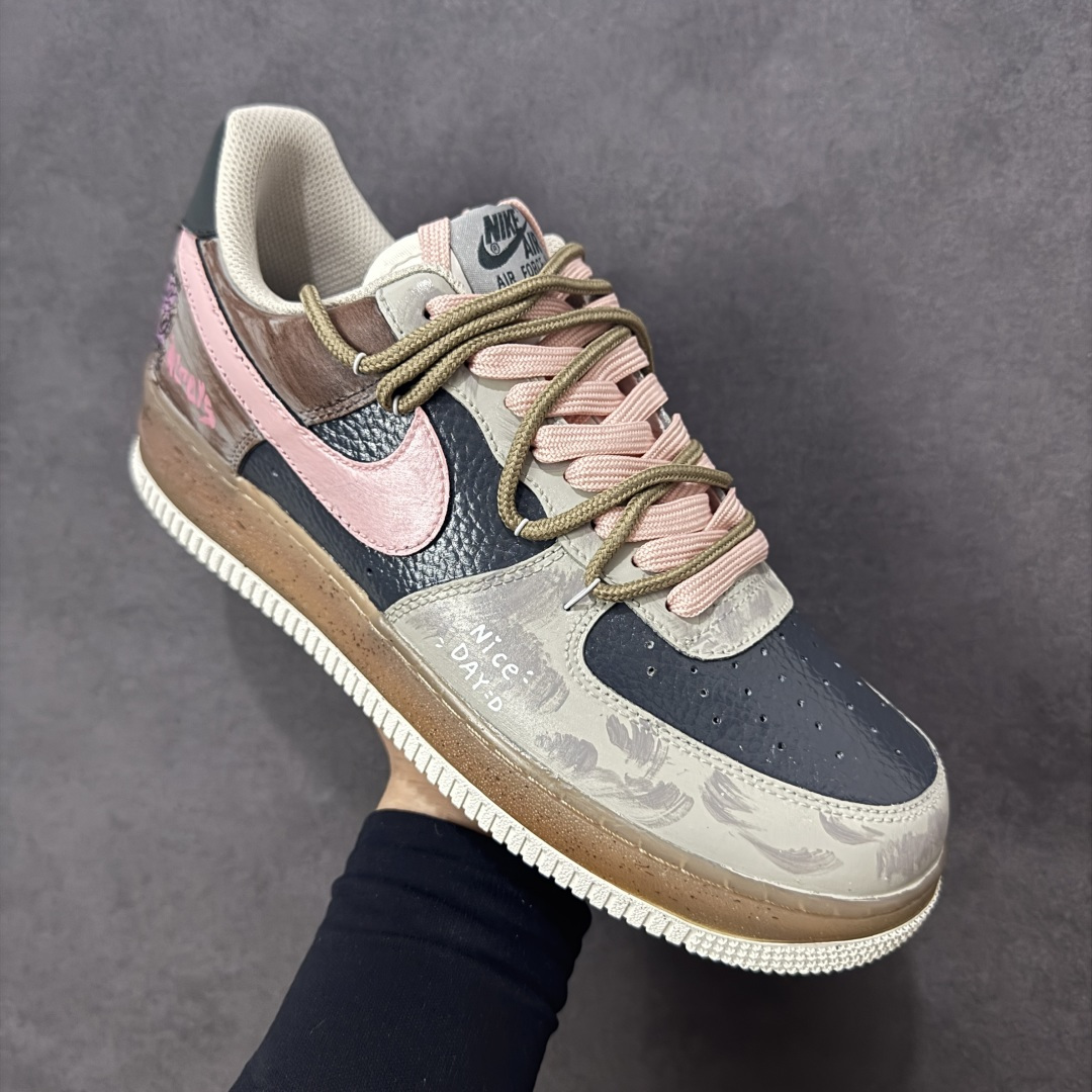 图片[3]-【定制版】Nike Air Force 1\’07 Low \”Mist Powder Diary\” 手绘涂鸦 雾粉日记 空军一号低帮休闲板鞋  #雾面灰调的松弛感，又晕开柔粉的甜意 像阴天里忽然透出的软光。鞋身的“Nice Day：D”是随手写下的碎碎念，侧旁的涂鸦小字藏着没说尽的情绪，做旧的鞋底像踩过了几程温柔的日子  货号：CW1888-680 尺码：36 36.5 37.5 38 38.5 39 40 40.5 41 42 42.5 43 44 44.5 45-选品中心