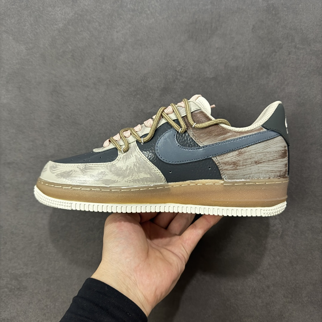 图片[2]-【定制版】Nike Air Force 1\’07 Low \”Mist Powder Diary\” 手绘涂鸦 雾粉日记 空军一号低帮休闲板鞋  #雾面灰调的松弛感，又晕开柔粉的甜意 像阴天里忽然透出的软光。鞋身的“Nice Day：D”是随手写下的碎碎念，侧旁的涂鸦小字藏着没说尽的情绪，做旧的鞋底像踩过了几程温柔的日子  货号：CW1888-680 尺码：36 36.5 37.5 38 38.5 39 40 40.5 41 42 42.5 43 44 44.5 45-选品中心