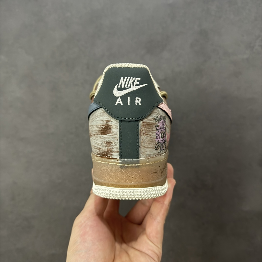 图片[4]-【定制版】Nike Air Force 1\’07 Low \”Mist Powder Diary\” 手绘涂鸦 雾粉日记 空军一号低帮休闲板鞋  #雾面灰调的松弛感，又晕开柔粉的甜意 像阴天里忽然透出的软光。鞋身的“Nice Day：D”是随手写下的碎碎念，侧旁的涂鸦小字藏着没说尽的情绪，做旧的鞋底像踩过了几程温柔的日子  货号：CW1888-680 尺码：36 36.5 37.5 38 38.5 39 40 40.5 41 42 42.5 43 44 44.5 45-选品中心