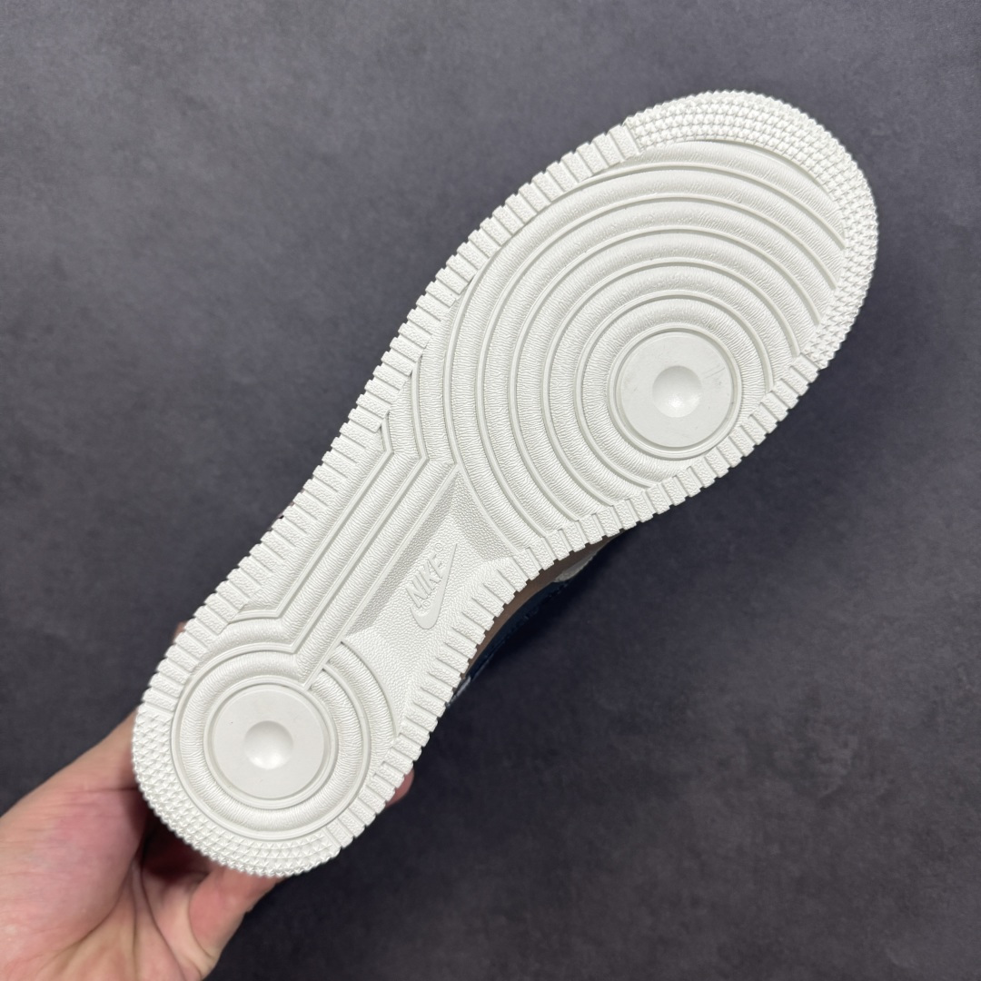 图片[9]-【定制版】Nike Air Force 1\’07 Low \”Mist Powder Diary\” 手绘涂鸦 雾粉日记 空军一号低帮休闲板鞋  #雾面灰调的松弛感，又晕开柔粉的甜意 像阴天里忽然透出的软光。鞋身的“Nice Day：D”是随手写下的碎碎念，侧旁的涂鸦小字藏着没说尽的情绪，做旧的鞋底像踩过了几程温柔的日子  货号：CW1888-680 尺码：36 36.5 37.5 38 38.5 39 40 40.5 41 42 42.5 43 44 44.5 45-选品中心