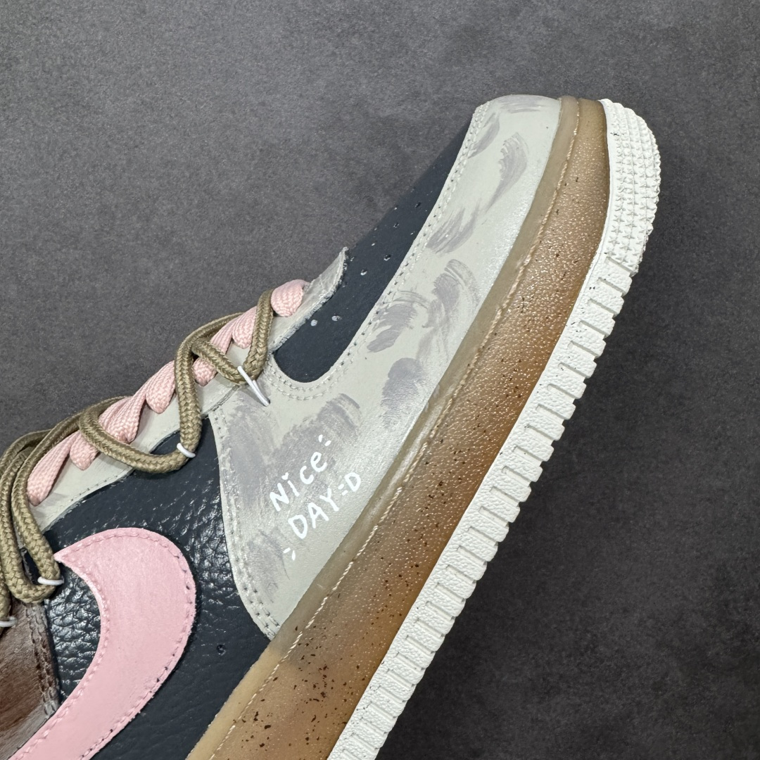 图片[5]-【定制版】Nike Air Force 1\’07 Low \”Mist Powder Diary\” 手绘涂鸦 雾粉日记 空军一号低帮休闲板鞋  #雾面灰调的松弛感，又晕开柔粉的甜意 像阴天里忽然透出的软光。鞋身的“Nice Day：D”是随手写下的碎碎念，侧旁的涂鸦小字藏着没说尽的情绪，做旧的鞋底像踩过了几程温柔的日子  货号：CW1888-680 尺码：36 36.5 37.5 38 38.5 39 40 40.5 41 42 42.5 43 44 44.5 45-选品中心