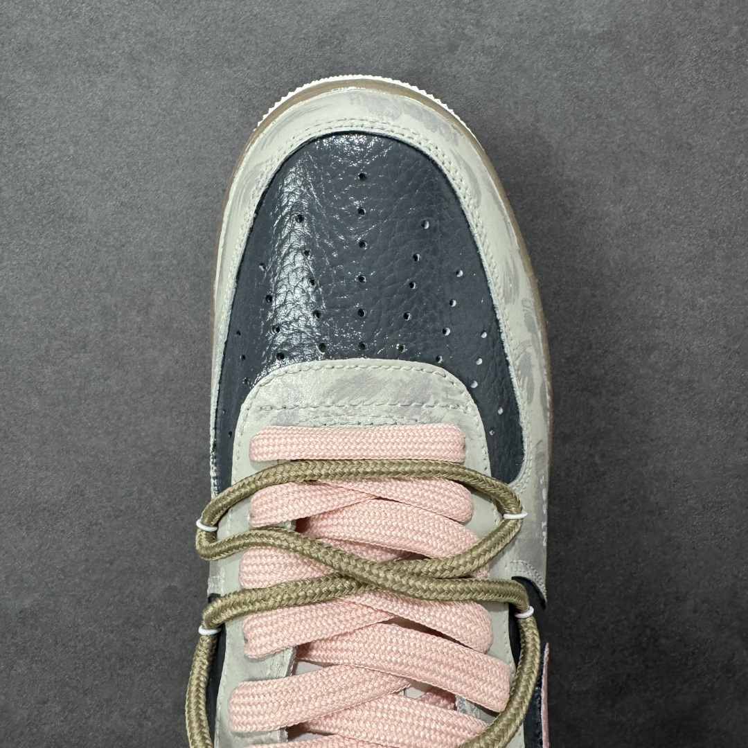图片[8]-【定制版】Nike Air Force 1\’07 Low \”Mist Powder Diary\” 手绘涂鸦 雾粉日记 空军一号低帮休闲板鞋  #雾面灰调的松弛感，又晕开柔粉的甜意 像阴天里忽然透出的软光。鞋身的“Nice Day：D”是随手写下的碎碎念，侧旁的涂鸦小字藏着没说尽的情绪，做旧的鞋底像踩过了几程温柔的日子  货号：CW1888-680 尺码：36 36.5 37.5 38 38.5 39 40 40.5 41 42 42.5 43 44 44.5 45-选品中心