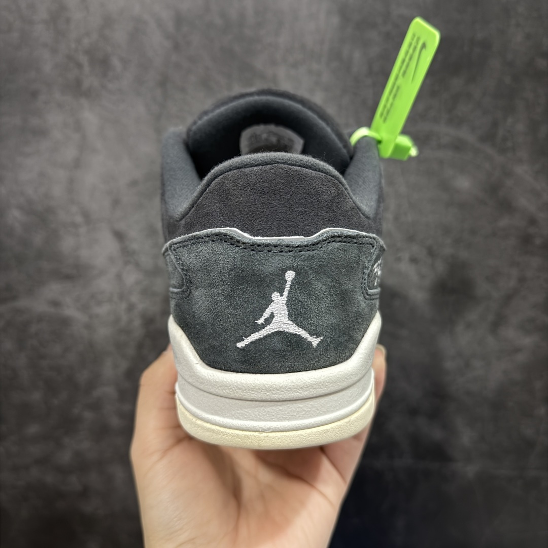 图片[4]-【神版】Air Jordan 4 Retro Flight Court 低帮 黑粉 AJ4 乔丹4代 aj4 乔4 低邦 黑粉 乔丹篮球鞋系列 目前此系列市场最优版本 头层带半码 区别市场通货 鞋款整体以黑色翻毛皮打造，搭配侧身黑色麂皮框架，鞋舌及后跟Jumpman Logo分别采用黑色、灰色刺绣点缀，后跟侧身Flighth字样也辅以灰色刺绣呈现，秉承轻量化的速度型篮球鞋设计思想完成设计，降低重量的同时提升舒适度，中底延续前作使用了分离式后掌可视化Air Soleb气垫。鞋带孔和后跟鞋提以籃网为造型灵感，将篮球运动巧妙融入到鞋款的设计之中，使鞋身整体富有流动性、节奏感和优雅气质。 货号：HF3255-002 尺码：36 36.5 37.5 38 38.5 39 40 40.5 41 42 42.5 43 44 44.5 45-选品中心
