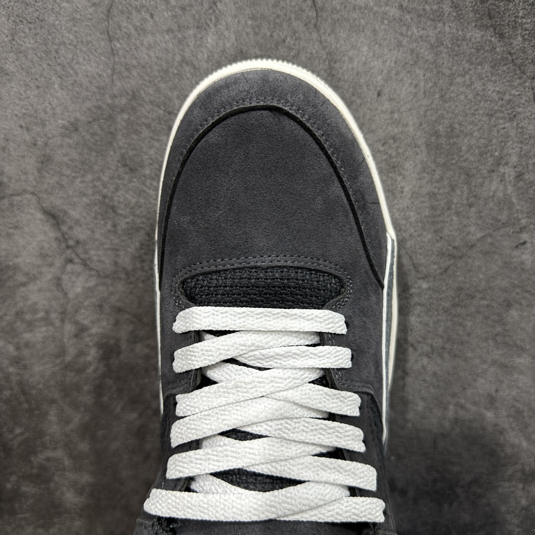 图片[5]-【神版】Air Jordan 4 Retro Flight Court 低帮 黑粉 AJ4 乔丹4代 aj4 乔4 低邦 黑粉 乔丹篮球鞋系列 目前此系列市场最优版本 头层带半码 区别市场通货 鞋款整体以黑色翻毛皮打造，搭配侧身黑色麂皮框架，鞋舌及后跟Jumpman Logo分别采用黑色、灰色刺绣点缀，后跟侧身Flighth字样也辅以灰色刺绣呈现，秉承轻量化的速度型篮球鞋设计思想完成设计，降低重量的同时提升舒适度，中底延续前作使用了分离式后掌可视化Air Soleb气垫。鞋带孔和后跟鞋提以籃网为造型灵感，将篮球运动巧妙融入到鞋款的设计之中，使鞋身整体富有流动性、节奏感和优雅气质。 货号：HF3255-002 尺码：36 36.5 37.5 38 38.5 39 40 40.5 41 42 42.5 43 44 44.5 45-选品中心