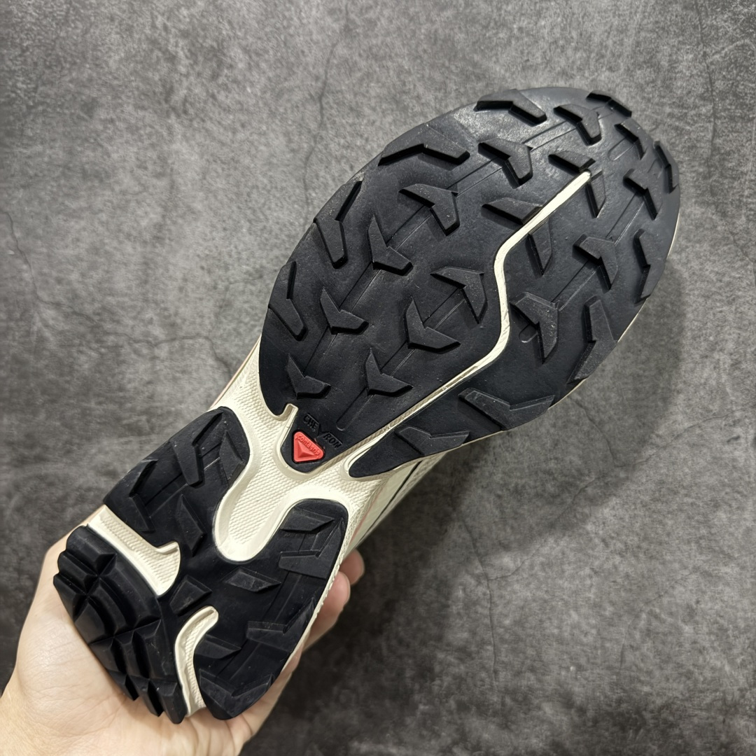 图片[9]-【PK升级版】SALOMON XT-6 FT 萨洛蒙潮流越野机能户外功能鞋 417424 全新版本出货 好货不怕晚 品质 细节 材料都是肉眼可以见！ 售前售后也是其它工厂无法匹敌！ 纯原外贸平台特供订单 耗时半年巨作 全套原纸板楦头开发 原厂特供网布配套加持 确保原汁原味 完美呈现版型 原档数据独家私模五层组合大底 原装Ortholite轻量化鞋垫 中底布带钢印编号 原厂TPU锁扣 进口港宝加持 后跟自然饱满 还原公司包裹性 鞋面以“锯齿”状的包裹系统呈现 在基色底之下加入了各种色点缀 将公司的最新技术和时尚前卫的造型融入耐用的长跑款式中 鞋面由 TPU 薄膜制成 并焊接在高耐磨网眼上 使其既时尚又坚固 由 ACS底盘支撑 可增强稳定性和支撑力 以及由橡胶凸耳 Contragrip外底覆盖的 EVA 缓冲中底 旨在应对崎岖的地形 鞋舌上的彩色Salomon 标签、Quicklace 系统以及鞋头、鞋舌和鞋跟上的附加品牌使细节更加完美 让穿着者可以轻松驾驭户外与通勤下的任何运动生活场景 无缝鞋身户外随意纵横 颜值与脚感兼备 出街通勤 绝对非常吸睛 你值得拥有 尺码：36 36.5 37.5 38 38.5 39 40 40.5 41 42 42.5 43 44 44.5 45-选品中心