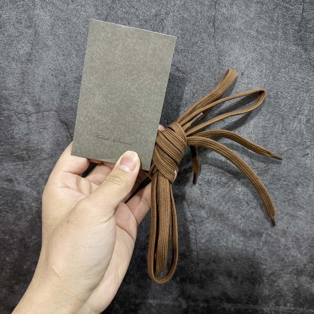 图片[8]-【佛山超A版】2025 Rick Owens Minimal 欧文斯新款情侣款复古板鞋黑暗系 休闲运动鞋 原版购入开发 做货 掌握时尚的默契，采用全粒面小牛皮，散发出品质与独特设计的高级光芒。每一寸的小牛皮，都是奢华的代名词，触感柔软，充满贵族气息。这不仅仅是一款材质，更是对时尚品位的完美追求。搭配你的潮流穿搭，瞬间让整体品质提升。 鞋面：原版定制进口反绒皮➕粒面小牛皮 内里：进口丝绸羊皮 大底：原版开模橡胶大底 尺码：39-45-选品中心