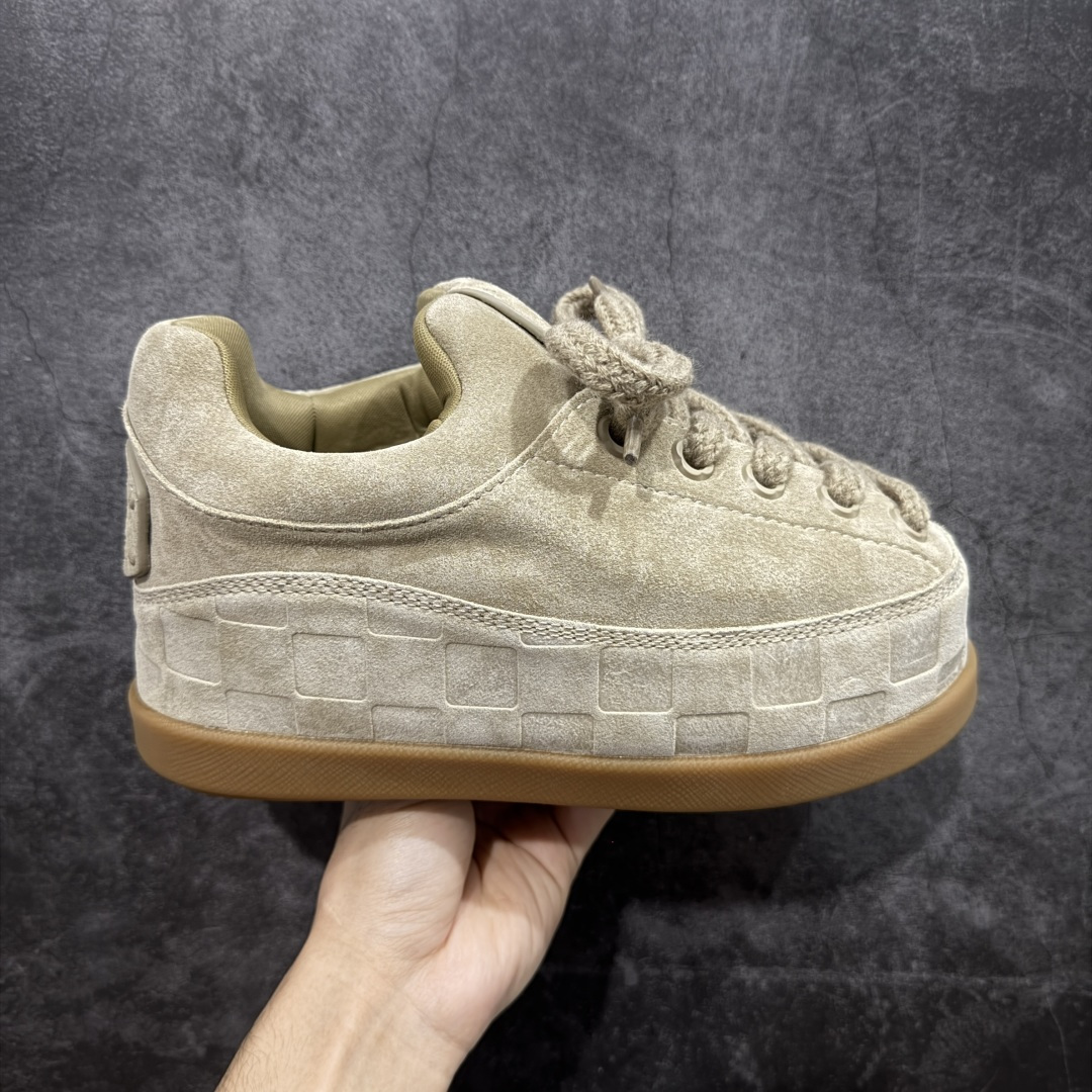 【佛山超A版】LOUIS VUITTON LV x Nigo 联名款 Yeti FW25 绒面牛皮革 圆头系带阿甘鞋 雪地靴 米色 LV联名nigo YETI 胖丁丑萌 众多网红明星纷纷开秀上脚 LV Yeti 系带鞋出自 LV Yeti 系列，以前卫笔触融合日式“小脚”时尚美学与路易威登经典元素，巧妙致意入室脱鞋的日本传统文化。绒面牛皮革局部压印 Nigo 重绎的 Damier 图案，舒适便鞋构型彰显街头风范。 面料：进口牛反绒 内里：高级弹力网布 原版开模大底 尺码：39-45-选品中心