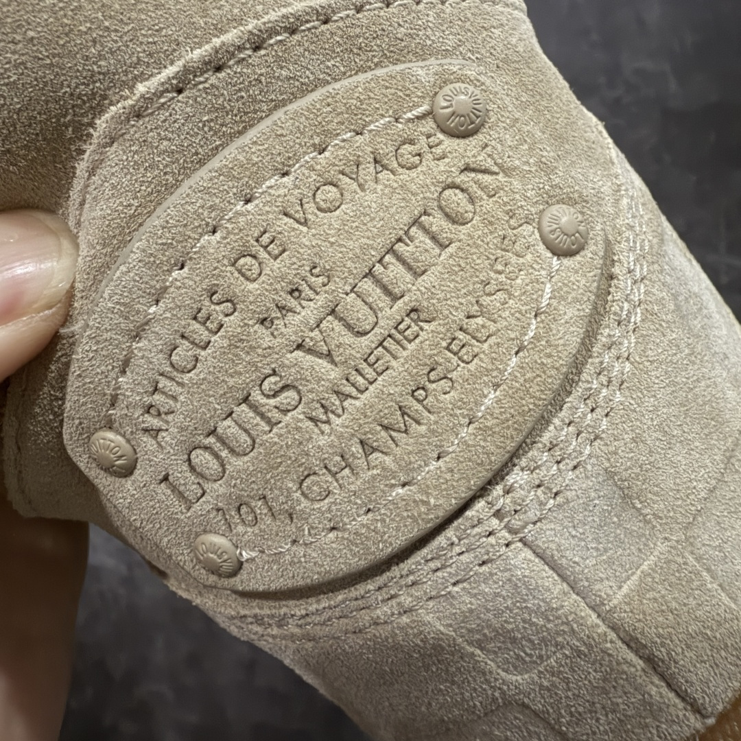 图片[3]-【佛山超A版】LOUIS VUITTON LV x Nigo 联名款 Yeti FW25 绒面牛皮革 圆头系带阿甘鞋 雪地靴 米色 LV联名nigo YETI 胖丁丑萌 众多网红明星纷纷开秀上脚 LV Yeti 系带鞋出自 LV Yeti 系列，以前卫笔触融合日式“小脚”时尚美学与路易威登经典元素，巧妙致意入室脱鞋的日本传统文化。绒面牛皮革局部压印 Nigo 重绎的 Damier 图案，舒适便鞋构型彰显街头风范。 面料：进口牛反绒 内里：高级弹力网布 原版开模大底 尺码：39-45-选品中心