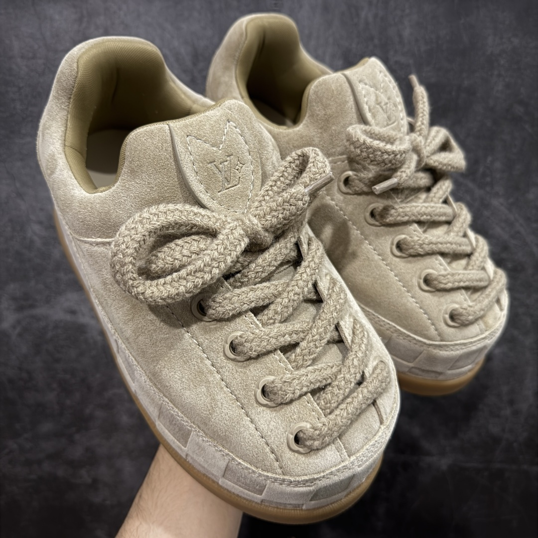 【佛山超A版】LOUIS VUITTON LV x Nigo 联名款 Yeti FW25 绒面牛皮革 圆头系带阿甘鞋 雪地靴 米色 LV联名nigo YETI 胖丁丑萌 众多网红明星纷纷开秀上脚 LV Yeti 系带鞋出自 LV Yeti 系列，以前卫笔触融合日式“小脚”时尚美学与路易威登经典元素，巧妙致意入室脱鞋的日本传统文化。绒面牛皮革局部压印 Nigo 重绎的 Damier 图案，舒适便鞋构型彰显街头风范。 面料：进口牛反绒 内里：高级弹力网布 原版开模大底 尺码：39-45-选品中心