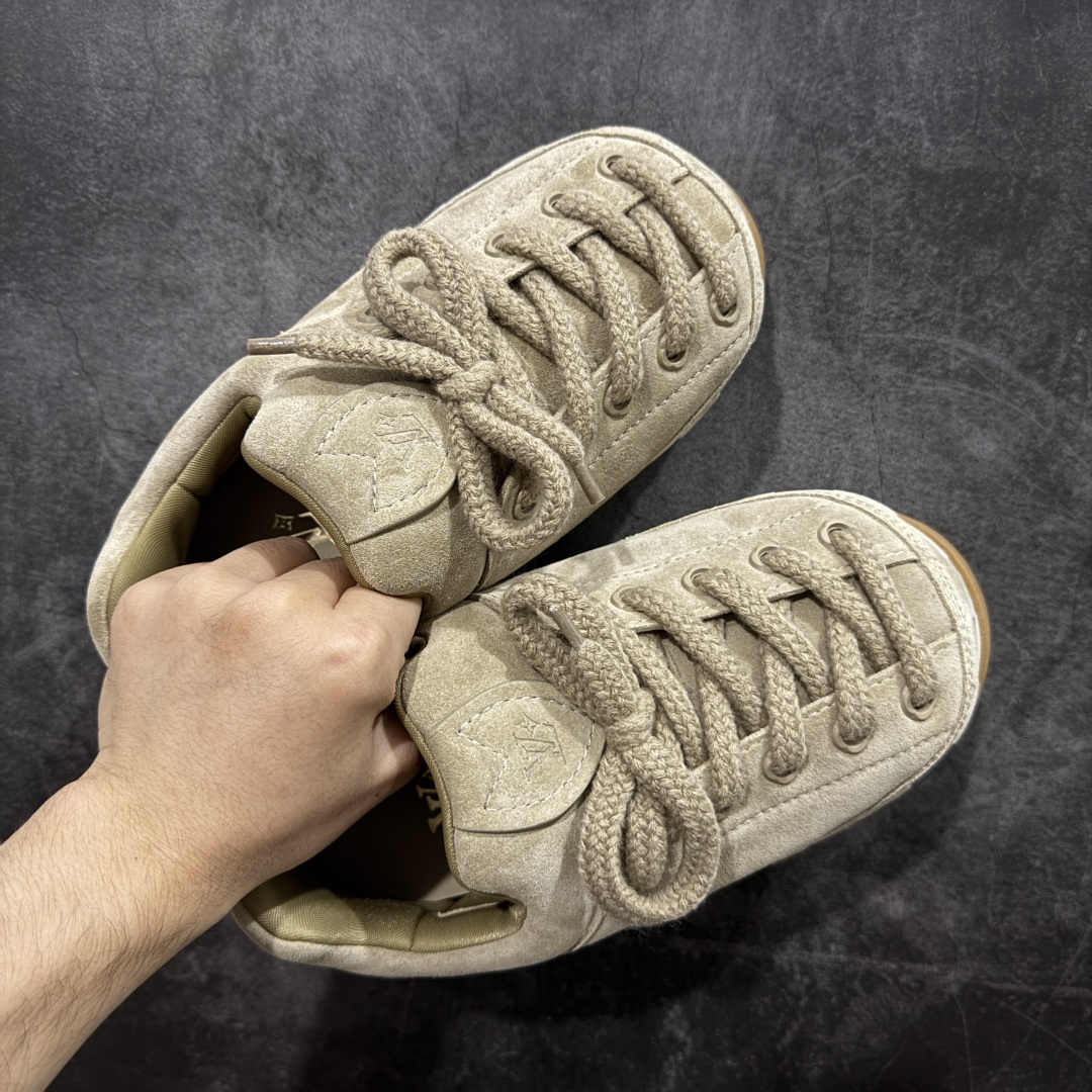 图片[2]-【佛山超A版】LOUIS VUITTON LV x Nigo 联名款 Yeti FW25 绒面牛皮革 圆头系带阿甘鞋 雪地靴 米色 LV联名nigo YETI 胖丁丑萌 众多网红明星纷纷开秀上脚 LV Yeti 系带鞋出自 LV Yeti 系列，以前卫笔触融合日式“小脚”时尚美学与路易威登经典元素，巧妙致意入室脱鞋的日本传统文化。绒面牛皮革局部压印 Nigo 重绎的 Damier 图案，舒适便鞋构型彰显街头风范。 面料：进口牛反绒 内里：高级弹力网布 原版开模大底 尺码：39-45-选品中心