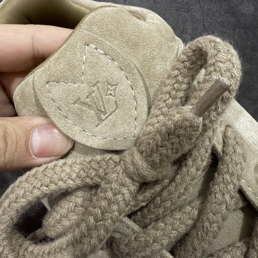 图片[6]-【佛山超A版】LOUIS VUITTON LV x Nigo 联名款 Yeti FW25 绒面牛皮革 圆头系带阿甘鞋 雪地靴 米色 LV联名nigo YETI 胖丁丑萌 众多网红明星纷纷开秀上脚 LV Yeti 系带鞋出自 LV Yeti 系列，以前卫笔触融合日式“小脚”时尚美学与路易威登经典元素，巧妙致意入室脱鞋的日本传统文化。绒面牛皮革局部压印 Nigo 重绎的 Damier 图案，舒适便鞋构型彰显街头风范。 面料：进口牛反绒 内里：高级弹力网布 原版开模大底 尺码：39-45-选品中心