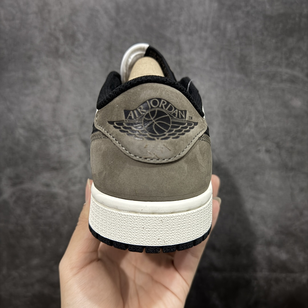 图片[4]-【原厂版】Air Jordan 1 AJ1 黑棕低帮小摩卡倒钩 CZ0790-102 超级强悍品质 可对比市场各大纯原版本 专业aj大厂出品 对细节的把控毋庸置疑 材料也是用最接近原鞋的头层皮料 所有地方都没有做到减配 原厂鞋楦打造完美鞋型 整体鞋型以及后跟做的弧度做的非常好 鞋带为原厂打蜡鞋带 粗细程度同步原鞋 裁片清洁度到位 无明显瑕疵毛边 免修产品 正确针车 该重针 该有尖角的地方都有做到 鞋价格非常香 转手可闭眼卖高价 到手各位就知道货有多好 绝对秒杀一切同价格货品 尺码：40-47.5-选品中心