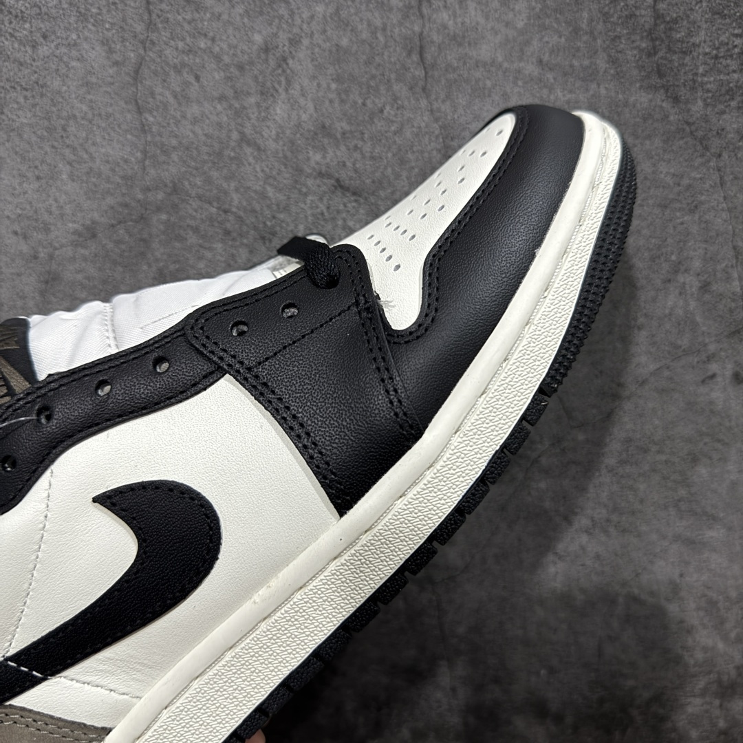 图片[6]-【原厂版】Air Jordan 1 AJ1 黑棕低帮小摩卡倒钩 CZ0790-102 超级强悍品质 可对比市场各大纯原版本 专业aj大厂出品 对细节的把控毋庸置疑 材料也是用最接近原鞋的头层皮料 所有地方都没有做到减配 原厂鞋楦打造完美鞋型 整体鞋型以及后跟做的弧度做的非常好 鞋带为原厂打蜡鞋带 粗细程度同步原鞋 裁片清洁度到位 无明显瑕疵毛边 免修产品 正确针车 该重针 该有尖角的地方都有做到 鞋价格非常香 转手可闭眼卖高价 到手各位就知道货有多好 绝对秒杀一切同价格货品 尺码：40-47.5-选品中心
