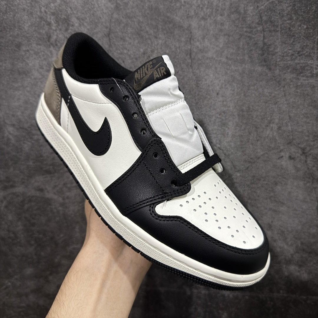 图片[3]-【原厂版】Air Jordan 1 AJ1 黑棕低帮小摩卡倒钩 CZ0790-102 超级强悍品质 可对比市场各大纯原版本 专业aj大厂出品 对细节的把控毋庸置疑 材料也是用最接近原鞋的头层皮料 所有地方都没有做到减配 原厂鞋楦打造完美鞋型 整体鞋型以及后跟做的弧度做的非常好 鞋带为原厂打蜡鞋带 粗细程度同步原鞋 裁片清洁度到位 无明显瑕疵毛边 免修产品 正确针车 该重针 该有尖角的地方都有做到 鞋价格非常香 转手可闭眼卖高价 到手各位就知道货有多好 绝对秒杀一切同价格货品 尺码：40-47.5-选品中心