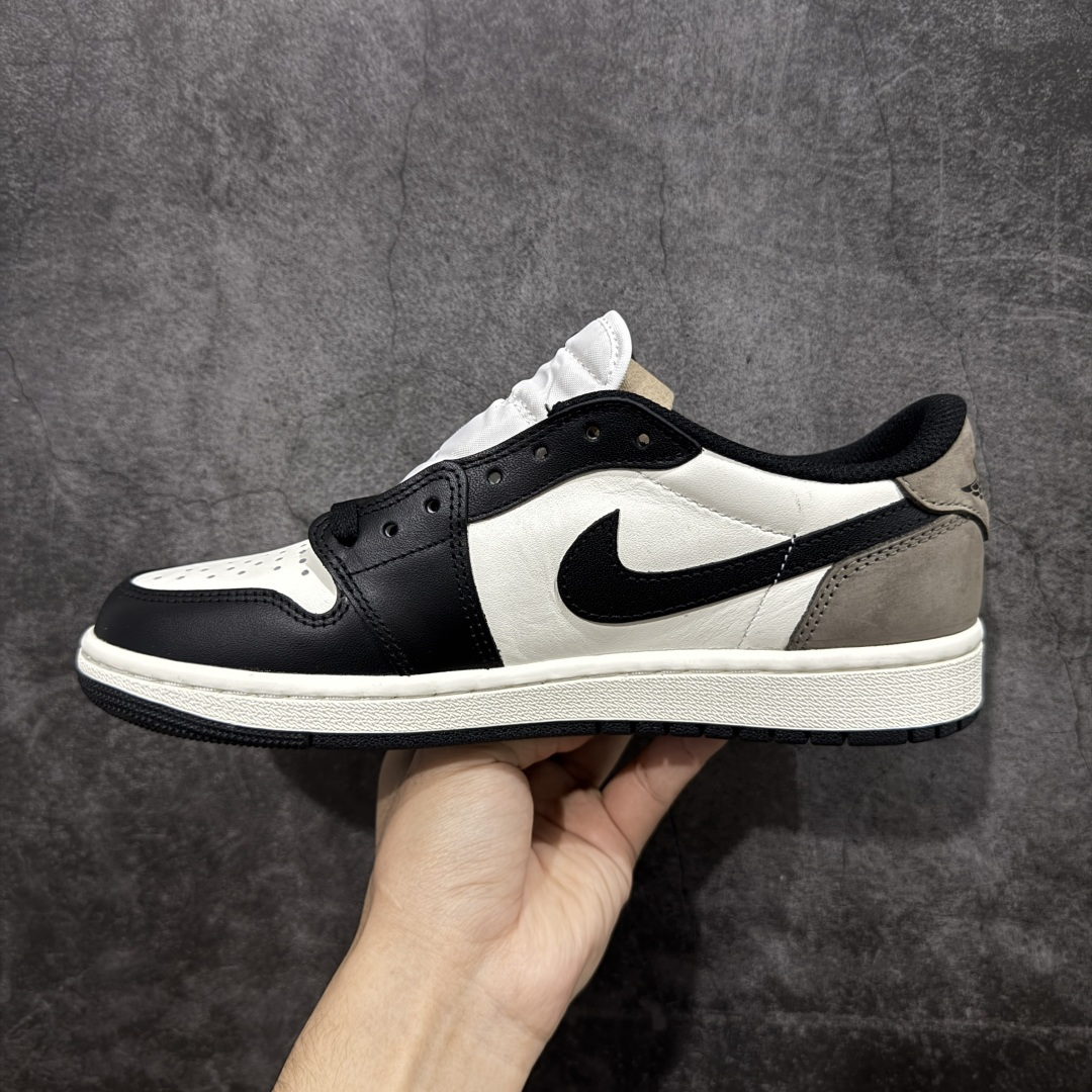 图片[2]-【原厂版】Air Jordan 1 AJ1 黑棕低帮小摩卡倒钩 CZ0790-102 超级强悍品质 可对比市场各大纯原版本 专业aj大厂出品 对细节的把控毋庸置疑 材料也是用最接近原鞋的头层皮料 所有地方都没有做到减配 原厂鞋楦打造完美鞋型 整体鞋型以及后跟做的弧度做的非常好 鞋带为原厂打蜡鞋带 粗细程度同步原鞋 裁片清洁度到位 无明显瑕疵毛边 免修产品 正确针车 该重针 该有尖角的地方都有做到 鞋价格非常香 转手可闭眼卖高价 到手各位就知道货有多好 绝对秒杀一切同价格货品 尺码：40-47.5-选品中心