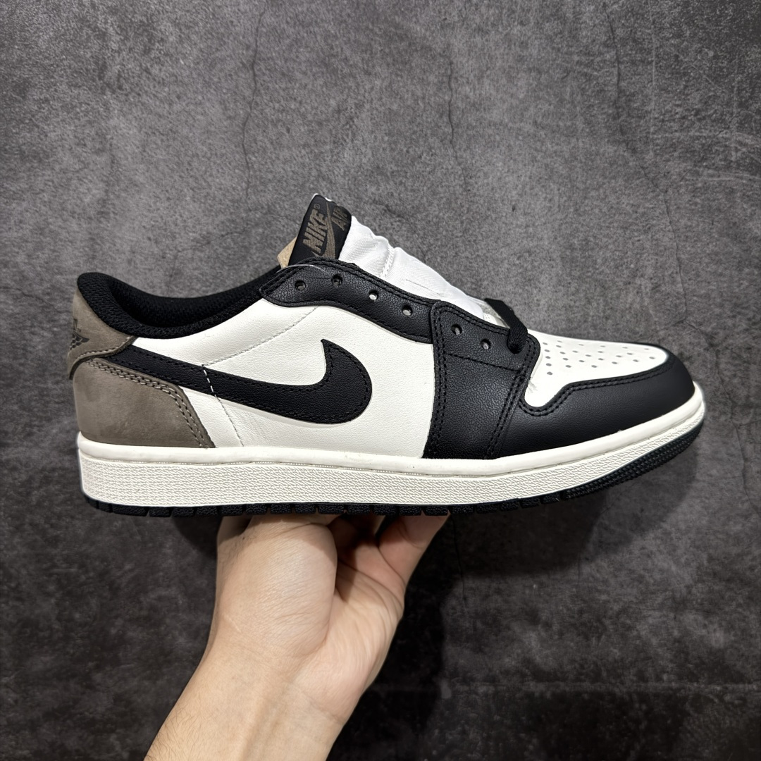 【原厂版】Air Jordan 1 AJ1 黑棕低帮小摩卡倒钩 CZ0790-102 超级强悍品质 可对比市场各大纯原版本 专业aj大厂出品 对细节的把控毋庸置疑 材料也是用最接近原鞋的头层皮料 所有地方都没有做到减配 原厂鞋楦打造完美鞋型 整体鞋型以及后跟做的弧度做的非常好 鞋带为原厂打蜡鞋带 粗细程度同步原鞋 裁片清洁度到位 无明显瑕疵毛边 免修产品 正确针车 该重针 该有尖角的地方都有做到 鞋价格非常香 转手可闭眼卖高价 到手各位就知道货有多好 绝对秒杀一切同价格货品 尺码：40-47.5-选品中心