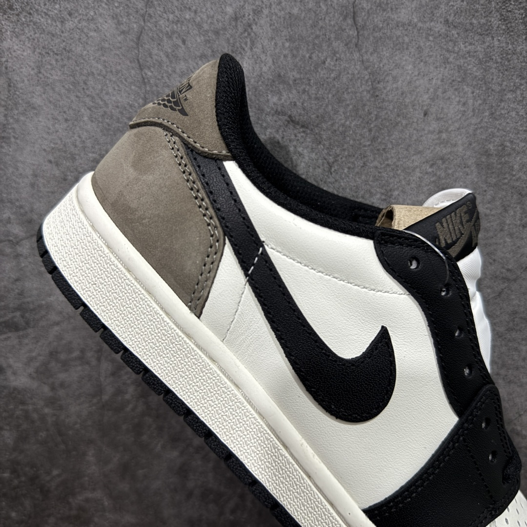 图片[7]-【原厂版】Air Jordan 1 AJ1 黑棕低帮小摩卡倒钩 CZ0790-102 超级强悍品质 可对比市场各大纯原版本 专业aj大厂出品 对细节的把控毋庸置疑 材料也是用最接近原鞋的头层皮料 所有地方都没有做到减配 原厂鞋楦打造完美鞋型 整体鞋型以及后跟做的弧度做的非常好 鞋带为原厂打蜡鞋带 粗细程度同步原鞋 裁片清洁度到位 无明显瑕疵毛边 免修产品 正确针车 该重针 该有尖角的地方都有做到 鞋价格非常香 转手可闭眼卖高价 到手各位就知道货有多好 绝对秒杀一切同价格货品 尺码：40-47.5-选品中心