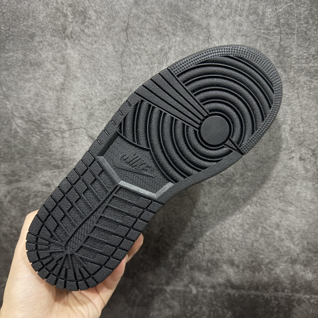 图片[9]-【原厂版】Air Jordan 1 AJ1 黑棕低帮小摩卡倒钩 CZ0790-102 超级强悍品质 可对比市场各大纯原版本 专业aj大厂出品 对细节的把控毋庸置疑 材料也是用最接近原鞋的头层皮料 所有地方都没有做到减配 原厂鞋楦打造完美鞋型 整体鞋型以及后跟做的弧度做的非常好 鞋带为原厂打蜡鞋带 粗细程度同步原鞋 裁片清洁度到位 无明显瑕疵毛边 免修产品 正确针车 该重针 该有尖角的地方都有做到 鞋价格非常香 转手可闭眼卖高价 到手各位就知道货有多好 绝对秒杀一切同价格货品 尺码：40-47.5-选品中心