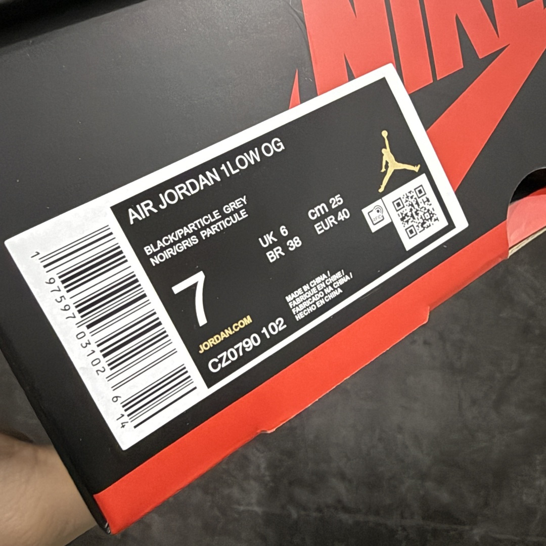 图片[8]-【原厂版】Air Jordan 1 AJ1 黑棕低帮小摩卡倒钩 CZ0790-102 超级强悍品质 可对比市场各大纯原版本 专业aj大厂出品 对细节的把控毋庸置疑 材料也是用最接近原鞋的头层皮料 所有地方都没有做到减配 原厂鞋楦打造完美鞋型 整体鞋型以及后跟做的弧度做的非常好 鞋带为原厂打蜡鞋带 粗细程度同步原鞋 裁片清洁度到位 无明显瑕疵毛边 免修产品 正确针车 该重针 该有尖角的地方都有做到 鞋价格非常香 转手可闭眼卖高价 到手各位就知道货有多好 绝对秒杀一切同价格货品 尺码：40-47.5-选品中心