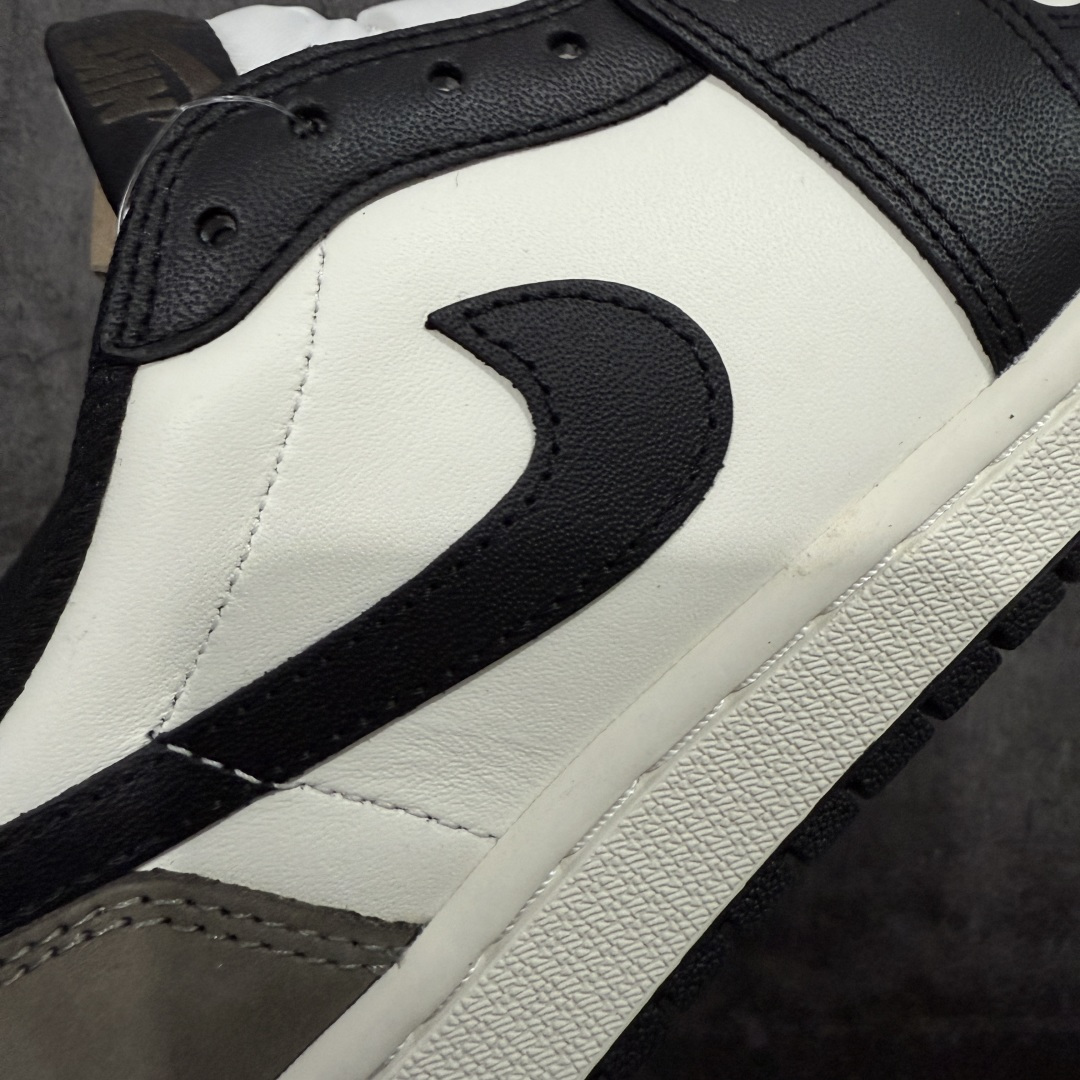 图片[3]-【原厂版】Air Jordan 1 AJ1 黑棕低帮小摩卡倒钩 CZ0790-102 超级强悍品质 可对比市场各大纯原版本 专业aj大厂出品 对细节的把控毋庸置疑 材料也是用最接近原鞋的头层皮料 所有地方都没有做到减配 原厂鞋楦打造完美鞋型 整体鞋型以及后跟做的弧度做的非常好 鞋带为原厂打蜡鞋带 粗细程度同步原鞋 裁片清洁度到位 无明显瑕疵毛边 免修产品 正确针车 该重针 该有尖角的地方都有做到 鞋价格非常香 转手可闭眼卖高价 到手各位就知道货有多好 绝对秒杀一切同价格货品 尺码：40-47.5-选品中心