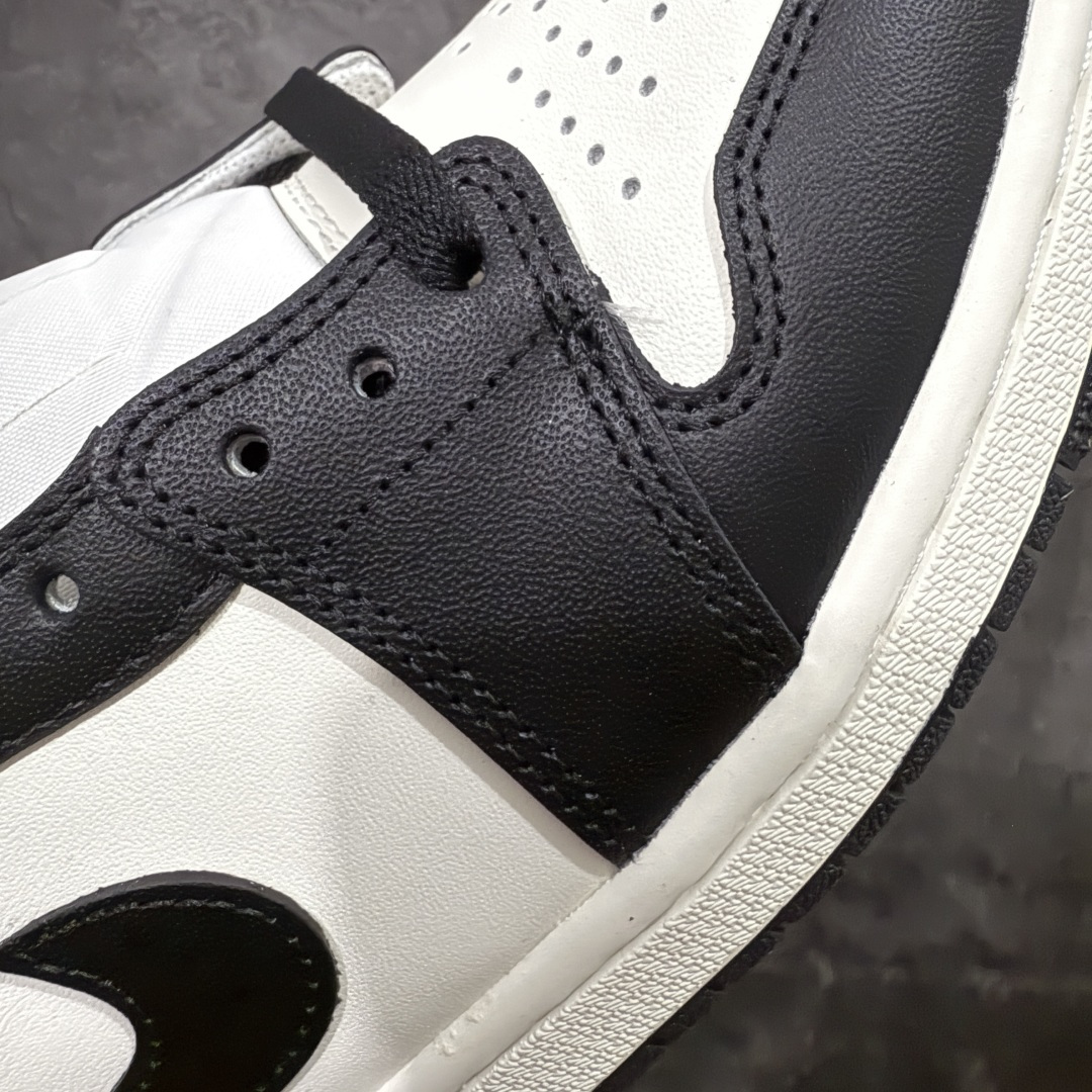 图片[4]-【原厂版】Air Jordan 1 AJ1 黑棕低帮小摩卡倒钩 CZ0790-102 超级强悍品质 可对比市场各大纯原版本 专业aj大厂出品 对细节的把控毋庸置疑 材料也是用最接近原鞋的头层皮料 所有地方都没有做到减配 原厂鞋楦打造完美鞋型 整体鞋型以及后跟做的弧度做的非常好 鞋带为原厂打蜡鞋带 粗细程度同步原鞋 裁片清洁度到位 无明显瑕疵毛边 免修产品 正确针车 该重针 该有尖角的地方都有做到 鞋价格非常香 转手可闭眼卖高价 到手各位就知道货有多好 绝对秒杀一切同价格货品 尺码：40-47.5-选品中心