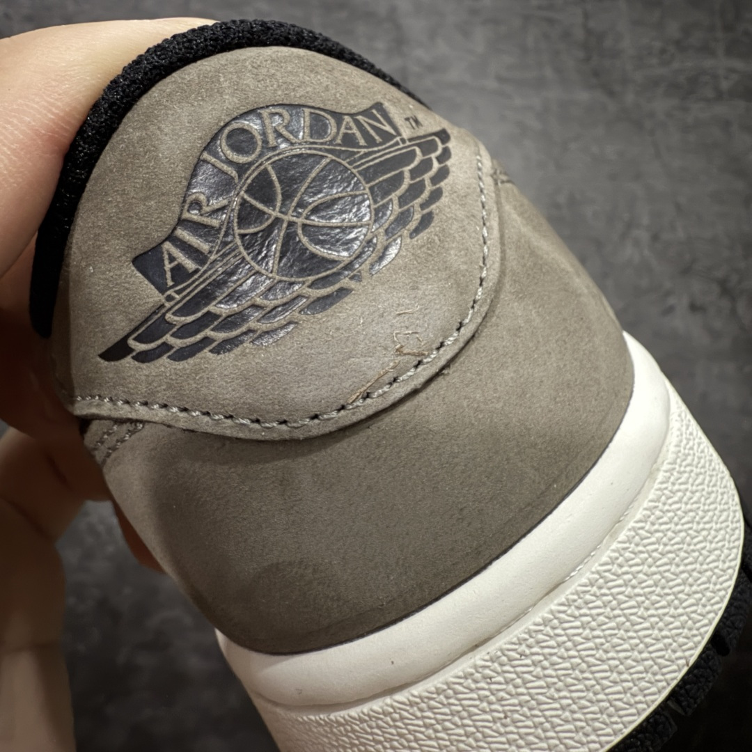 图片[2]-【原厂版】Air Jordan 1 AJ1 黑棕低帮小摩卡倒钩 CZ0790-102 超级强悍品质 可对比市场各大纯原版本 专业aj大厂出品 对细节的把控毋庸置疑 材料也是用最接近原鞋的头层皮料 所有地方都没有做到减配 原厂鞋楦打造完美鞋型 整体鞋型以及后跟做的弧度做的非常好 鞋带为原厂打蜡鞋带 粗细程度同步原鞋 裁片清洁度到位 无明显瑕疵毛边 免修产品 正确针车 该重针 该有尖角的地方都有做到 鞋价格非常香 转手可闭眼卖高价 到手各位就知道货有多好 绝对秒杀一切同价格货品 尺码：40-47.5-选品中心