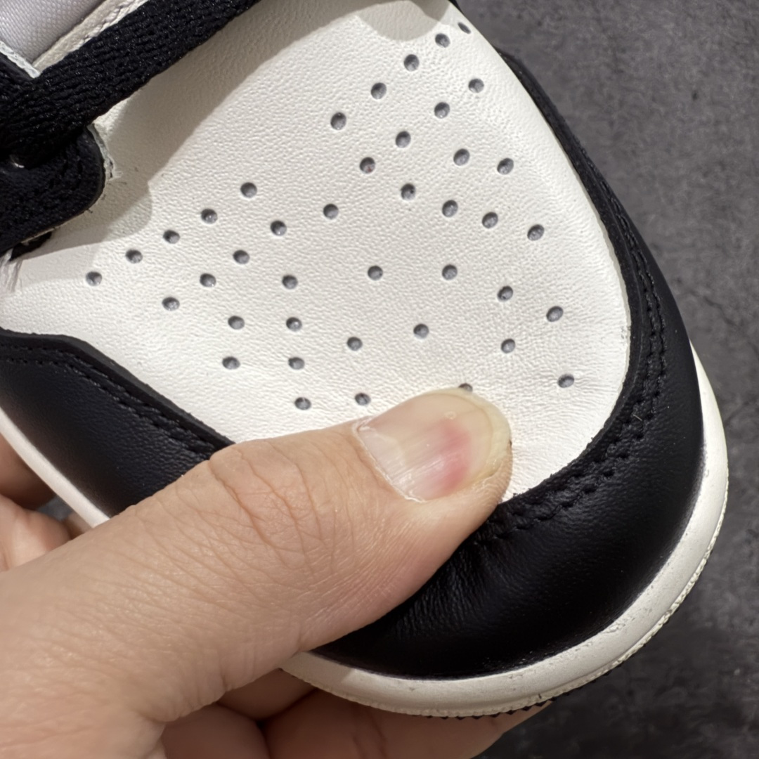 图片[5]-【原厂版】Air Jordan 1 AJ1 黑棕低帮小摩卡倒钩 CZ0790-102 超级强悍品质 可对比市场各大纯原版本 专业aj大厂出品 对细节的把控毋庸置疑 材料也是用最接近原鞋的头层皮料 所有地方都没有做到减配 原厂鞋楦打造完美鞋型 整体鞋型以及后跟做的弧度做的非常好 鞋带为原厂打蜡鞋带 粗细程度同步原鞋 裁片清洁度到位 无明显瑕疵毛边 免修产品 正确针车 该重针 该有尖角的地方都有做到 鞋价格非常香 转手可闭眼卖高价 到手各位就知道货有多好 绝对秒杀一切同价格货品 尺码：40-47.5-选品中心