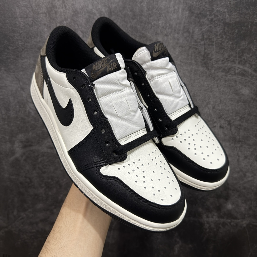 【原厂版】Air Jordan 1 AJ1 黑棕低帮小摩卡倒钩 CZ0790-102 超级强悍品质 可对比市场各大纯原版本 专业aj大厂出品 对细节的把控毋庸置疑 材料也是用最接近原鞋的头层皮料 所有地方都没有做到减配 原厂鞋楦打造完美鞋型 整体鞋型以及后跟做的弧度做的非常好 鞋带为原厂打蜡鞋带 粗细程度同步原鞋 裁片清洁度到位 无明显瑕疵毛边 免修产品 正确针车 该重针 该有尖角的地方都有做到 鞋价格非常香 转手可闭眼卖高价 到手各位就知道货有多好 绝对秒杀一切同价格货品 尺码：40-47.5-选品中心