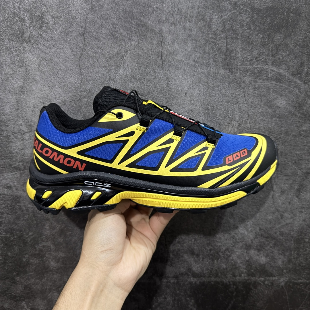 【纯原M版】JJJJound x SALOMON萨洛蒙 XT-6 舒适百搭 耐磨透气支撑 低帮 户外功能鞋 男女同款 蓝黄 491304 顶级原盒配置 外机能登山跑鞋 纯原外贸平台特供订单 耗时半年巨作 全套原纸板楦头开发 原厂特供网布配套加持 确保原汁原味 完美呈现版型 原档数据独家私模五层组合大底 原装Ortholite轻量化鞋垫 中底布带钢印编号 原厂TPU锁扣 进口港宝加持 后跟自然饱满 还原公司包裹性 鞋面以“锯齿”状的包裹系统呈现 在基色底之下加入了各种色点缀 将公司的最新技术和时尚前卫的造型融入耐用的长跑款式中 鞋面由 TPU 薄膜制成 并焊接在高耐磨网眼上 使其既时尚又坚固 由 ACS底盘支撑 可增强稳定性和支撑力 以及由橡胶凸耳 Contragrip外底覆盖的 EVA 缓冲中底 旨在应对崎岖的地形 鞋舌上的彩色Salomon 标签、Quicklace 系统以及鞋头、鞋舌和鞋跟上的附加品牌使细节更加完美 让穿着者可以轻松驾驭户外与通勤下的任何运动生活场景 无缝鞋身户外随意纵横 颜值与脚感兼备 出街通勤 绝对非常吸睛 你值得拥有 尺码：36 36.5 37.5 38 38.5 39 40 40.5 41 42 42.5 43 44 44.5 45-选品中心
