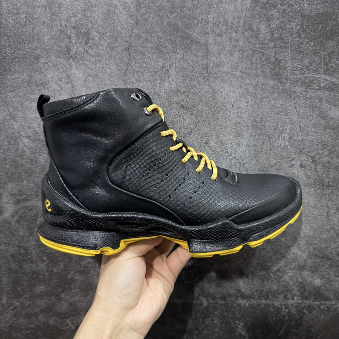 【广东纯原】Ecco爱步 Biom C 牛皮 轻盈舒适及踝高帮户外靴 ECCO以三大核心特征为依托：北欧设计风格、鞋履制作、积极的生活方式。北欧设计风格：北欧设计特点是独特、有格调、实用和简约，并且品质优良。鞋履制作：ECCO钟爱鞋履制作以及一切与鞋履制作相关的事物。积极的生活方式：ECCO的创始人希望制作出的鞋履无需磨合，即可完美贴合脚型，帮助人们享受行走的乐趣。ECCO的成功源自其产品质量和创新的技术水平，恪守“鞋遵循双足”的设计理念，将的舒适度和风格融为一体。ECCO跑遍全世界寻找创新的原料。从制革制鞋一体化的设置，源头上控制皮革质量，确保对人体无害。 尺码：38 39 40 41 42 43 44 （皮鞋码）-选品中心