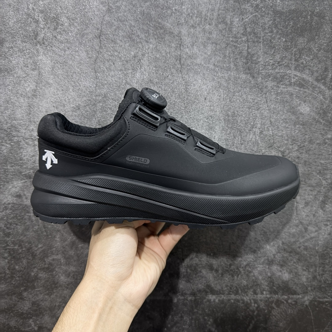 【公司级】DESCENTE BOA 迪桑特缓时尚休闲运动覆盖防水男子越野跑鞋 内里加绒 官方同步 正确细节 正确白色标 正确米其林大底 区别市场错版 适合技术路线单日徒步穿着 aeriosflgtx鞋受到长途野外跑步鞋的启发，适合在变化的地形上进行快速轻快的徒步旅行穿着，舒适而有支撑性，使您充满信心。 该设计与脚部融为一体，可最大限度地减少摩擦，鞋面gore-tex保护膜具有超强防水效果，采用gore隐形适体(invisiblefit)技术，更轻薄舒适。鞋子鞋外底结构vibram®橡胶化合材料，防滑耐磨耐用，tpu鞋头可防磨损，压缩eva泡沫内底以及一体的tpu铁芯提高了灵活性和稳定性。这是一款集功能，户外，颜值于一体的超强登山鞋，强烈推荐💪🏻 尺码： 39-45-选品中心