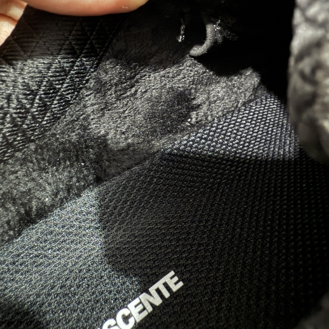 图片[2]-【公司级】DESCENTE BOA 迪桑特缓时尚休闲运动覆盖防水男子越野跑鞋 内里加绒 官方同步 正确细节 正确白色标 正确米其林大底 区别市场错版 适合技术路线单日徒步穿着 aeriosflgtx鞋受到长途野外跑步鞋的启发，适合在变化的地形上进行快速轻快的徒步旅行穿着，舒适而有支撑性，使您充满信心。 该设计与脚部融为一体，可最大限度地减少摩擦，鞋面gore-tex保护膜具有超强防水效果，采用gore隐形适体(invisiblefit)技术，更轻薄舒适。鞋子鞋外底结构vibram®橡胶化合材料，防滑耐磨耐用，tpu鞋头可防磨损，压缩eva泡沫内底以及一体的tpu铁芯提高了灵活性和稳定性。这是一款集功能，户外，颜值于一体的超强登山鞋，强烈推荐💪🏻 尺码： 39-45-选品中心