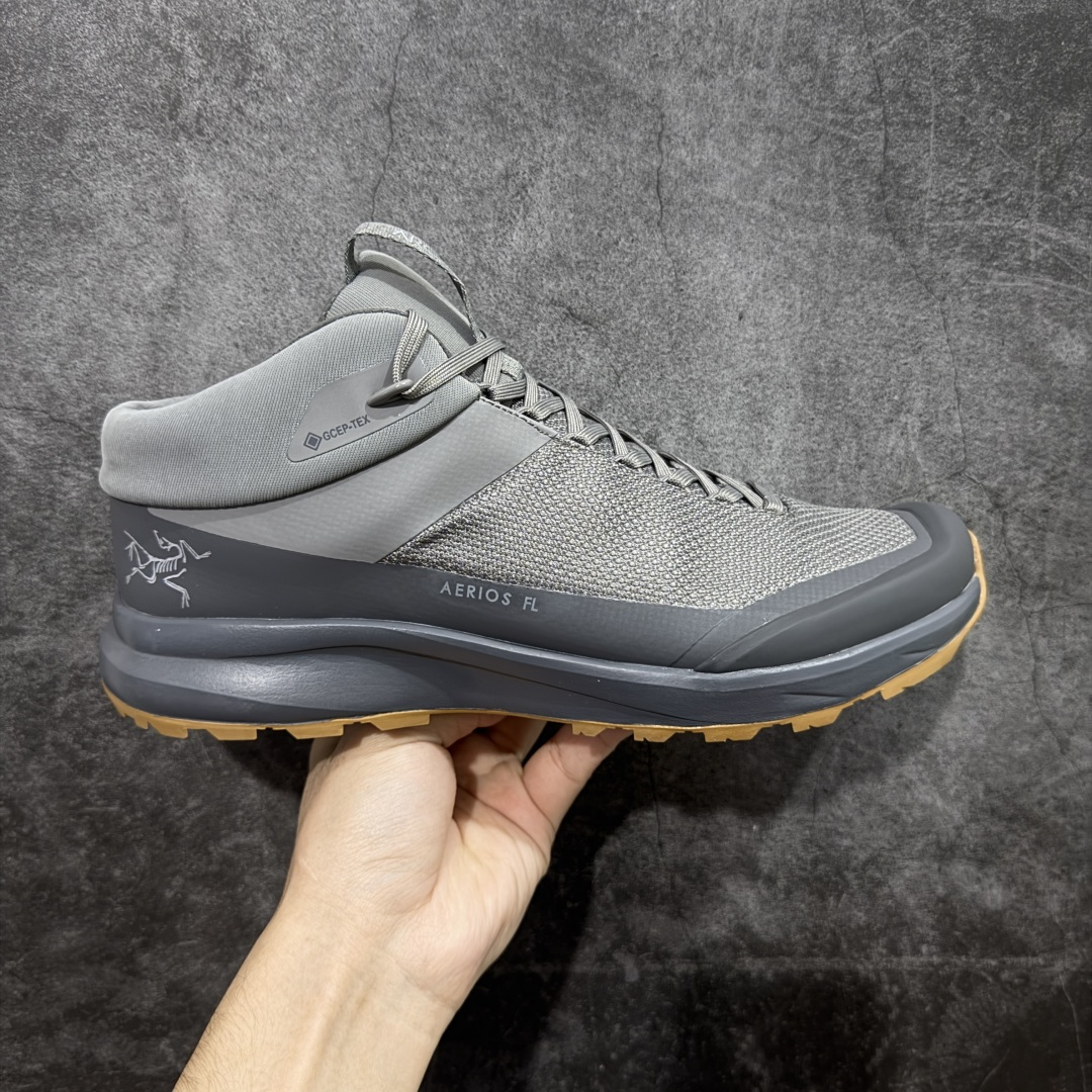 【公司级】Arcteryx始祖鸟Aerios FL Mid 中帮户外功能鞋 灰棕 适合技术路线单日徒步穿着 aeriosfl gtx鞋受到长途野外跑步鞋的启发 适合在变化的地形上进行快速轻快的徒步旅行穿着，舒适而有支撑性，使您充满信心。该设计与脚部融为一体，可最大限度地减少摩擦，gore-tex保护膜可防水，采用gore隐形适体(invisiblefit)技术，更轻薄舒适。敏捷、稳定和技术路线上的自信源于vibram® megagrip外底、压缩eva内底以及一体的tpu 尺码：39-45-选品中心