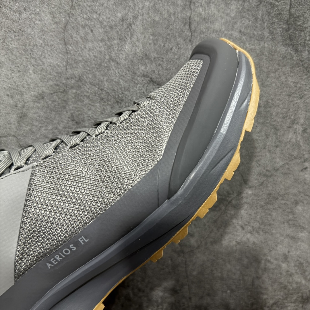 图片[6]-【公司级】Arcteryx始祖鸟Aerios FL Mid 中帮户外功能鞋 灰棕 适合技术路线单日徒步穿着 aeriosfl gtx鞋受到长途野外跑步鞋的启发 适合在变化的地形上进行快速轻快的徒步旅行穿着，舒适而有支撑性，使您充满信心。该设计与脚部融为一体，可最大限度地减少摩擦，gore-tex保护膜可防水，采用gore隐形适体(invisiblefit)技术，更轻薄舒适。敏捷、稳定和技术路线上的自信源于vibram® megagrip外底、压缩eva内底以及一体的tpu 尺码：39-45-选品中心