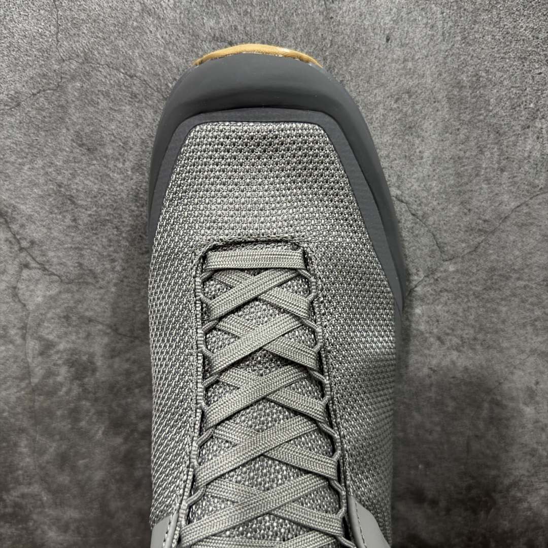 图片[5]-【公司级】Arcteryx始祖鸟Aerios FL Mid 中帮户外功能鞋 灰棕 适合技术路线单日徒步穿着 aeriosfl gtx鞋受到长途野外跑步鞋的启发 适合在变化的地形上进行快速轻快的徒步旅行穿着，舒适而有支撑性，使您充满信心。该设计与脚部融为一体，可最大限度地减少摩擦，gore-tex保护膜可防水，采用gore隐形适体(invisiblefit)技术，更轻薄舒适。敏捷、稳定和技术路线上的自信源于vibram® megagrip外底、压缩eva内底以及一体的tpu 尺码：39-45-选品中心