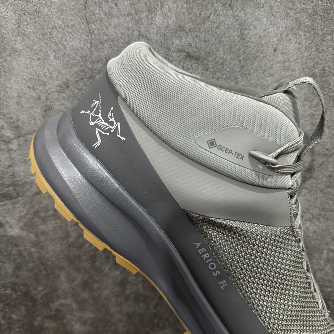 图片[7]-【公司级】Arcteryx始祖鸟Aerios FL Mid 中帮户外功能鞋 灰棕 适合技术路线单日徒步穿着 aeriosfl gtx鞋受到长途野外跑步鞋的启发 适合在变化的地形上进行快速轻快的徒步旅行穿着，舒适而有支撑性，使您充满信心。该设计与脚部融为一体，可最大限度地减少摩擦，gore-tex保护膜可防水，采用gore隐形适体(invisiblefit)技术，更轻薄舒适。敏捷、稳定和技术路线上的自信源于vibram® megagrip外底、压缩eva内底以及一体的tpu 尺码：39-45-选品中心