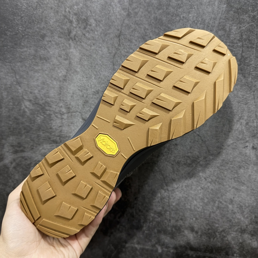 图片[9]-【公司级】Arcteryx始祖鸟Aerios FL Mid 中帮户外功能鞋 灰棕 适合技术路线单日徒步穿着 aeriosfl gtx鞋受到长途野外跑步鞋的启发 适合在变化的地形上进行快速轻快的徒步旅行穿着，舒适而有支撑性，使您充满信心。该设计与脚部融为一体，可最大限度地减少摩擦，gore-tex保护膜可防水，采用gore隐形适体(invisiblefit)技术，更轻薄舒适。敏捷、稳定和技术路线上的自信源于vibram® megagrip外底、压缩eva内底以及一体的tpu 尺码：39-45-选品中心