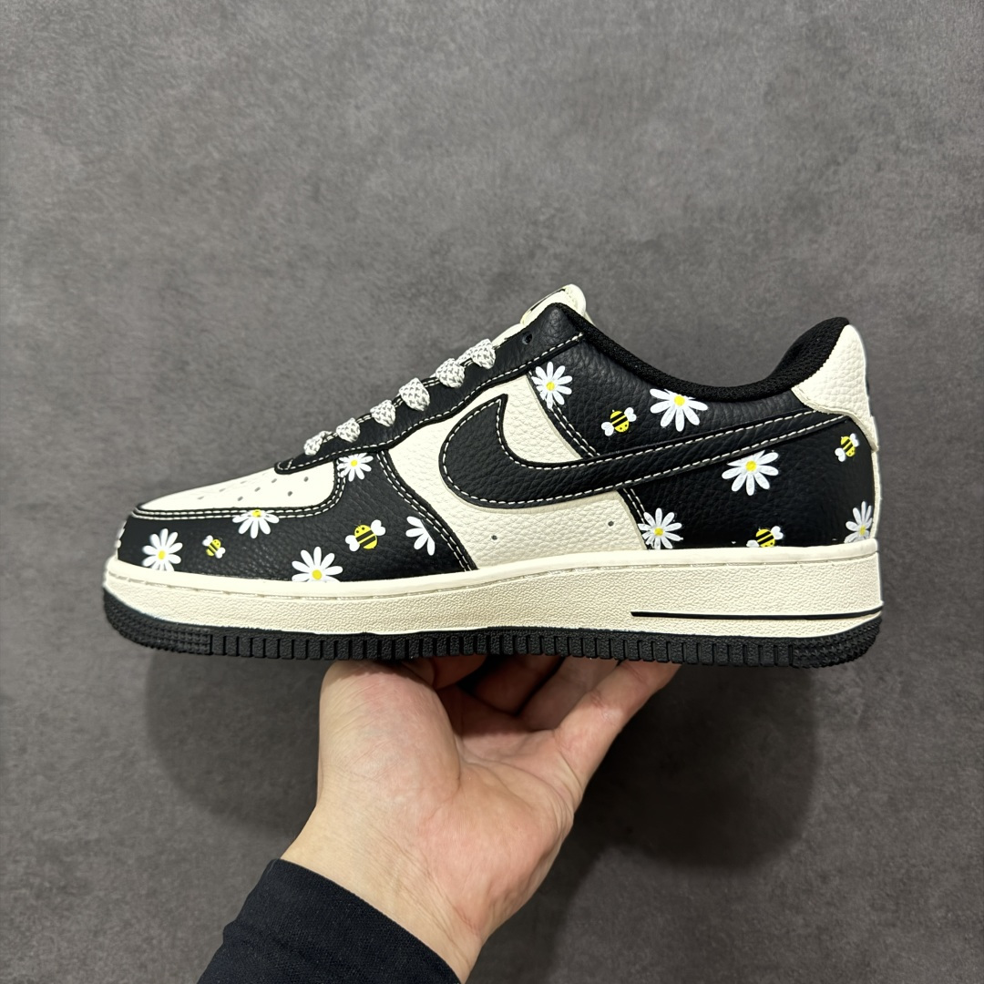 图片[2]-【定制版】Nike Air Force 1\’07 Low 小雏菊 空军一号低帮休闲板鞋  #原楦头原纸板 原装鞋盒 定制五金配件 内置全掌气垫 原厂鞋底 货号：JP8028-004  尺码：36 36.5 37.5 38 38.5 39 40 40.5 41 42 42.5 43 44 44.5 45-选品中心