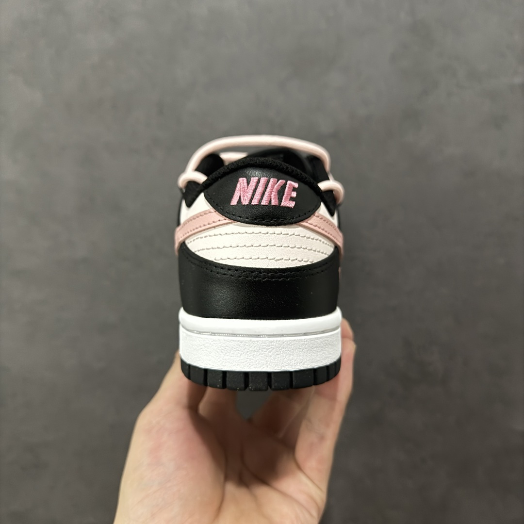 图片[4]-【定制版】Nike Dunk Low 莓莓熊 黑粉 当甜美的莓果粉，遇见深邃的夜幕黑，谱写出一份给少女心的温柔情书。鞋身如同被莓果汁液浸染过的晨曦，侧翼的粉色Swoosh是划过天际的灵动轨迹。独特的鞋带系统，系住的是不拘一格的个性，它懂得你的甜美，更欣赏你的酷。 货号： DD1503-101 尺码： 35.5 36 36.5 37.5 38 38.5 39 40 编码：HXSB290300-选品中心