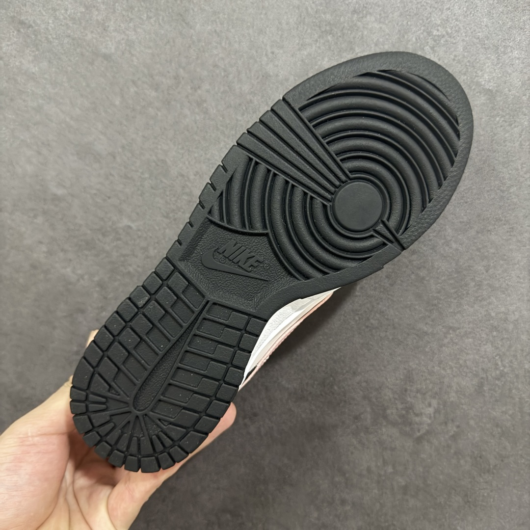 图片[9]-【定制版】Nike Dunk Low 莓莓熊 黑粉 当甜美的莓果粉，遇见深邃的夜幕黑，谱写出一份给少女心的温柔情书。鞋身如同被莓果汁液浸染过的晨曦，侧翼的粉色Swoosh是划过天际的灵动轨迹。独特的鞋带系统，系住的是不拘一格的个性，它懂得你的甜美，更欣赏你的酷。 货号： DD1503-101 尺码： 35.5 36 36.5 37.5 38 38.5 39 40 编码：HXSB290300-选品中心