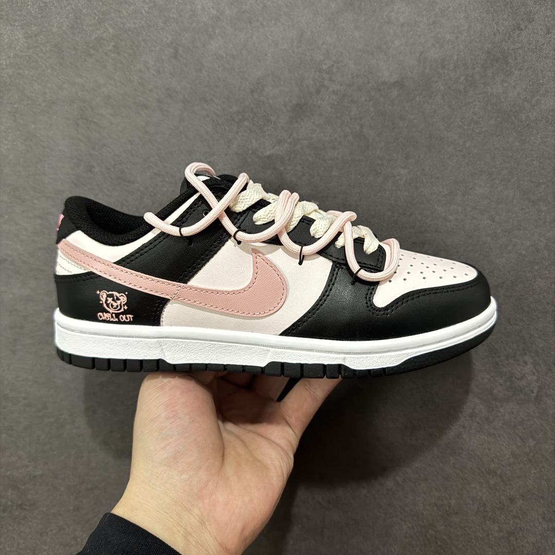 【定制版】Nike Dunk Low 莓莓熊 黑粉 当甜美的莓果粉，遇见深邃的夜幕黑，谱写出一份给少女心的温柔情书。鞋身如同被莓果汁液浸染过的晨曦，侧翼的粉色Swoosh是划过天际的灵动轨迹。独特的鞋带系统，系住的是不拘一格的个性，它懂得你的甜美，更欣赏你的酷。 货号： DD1503-101 尺码： 35.5 36 36.5 37.5 38 38.5 39 40 编码：HXSB290300-选品中心