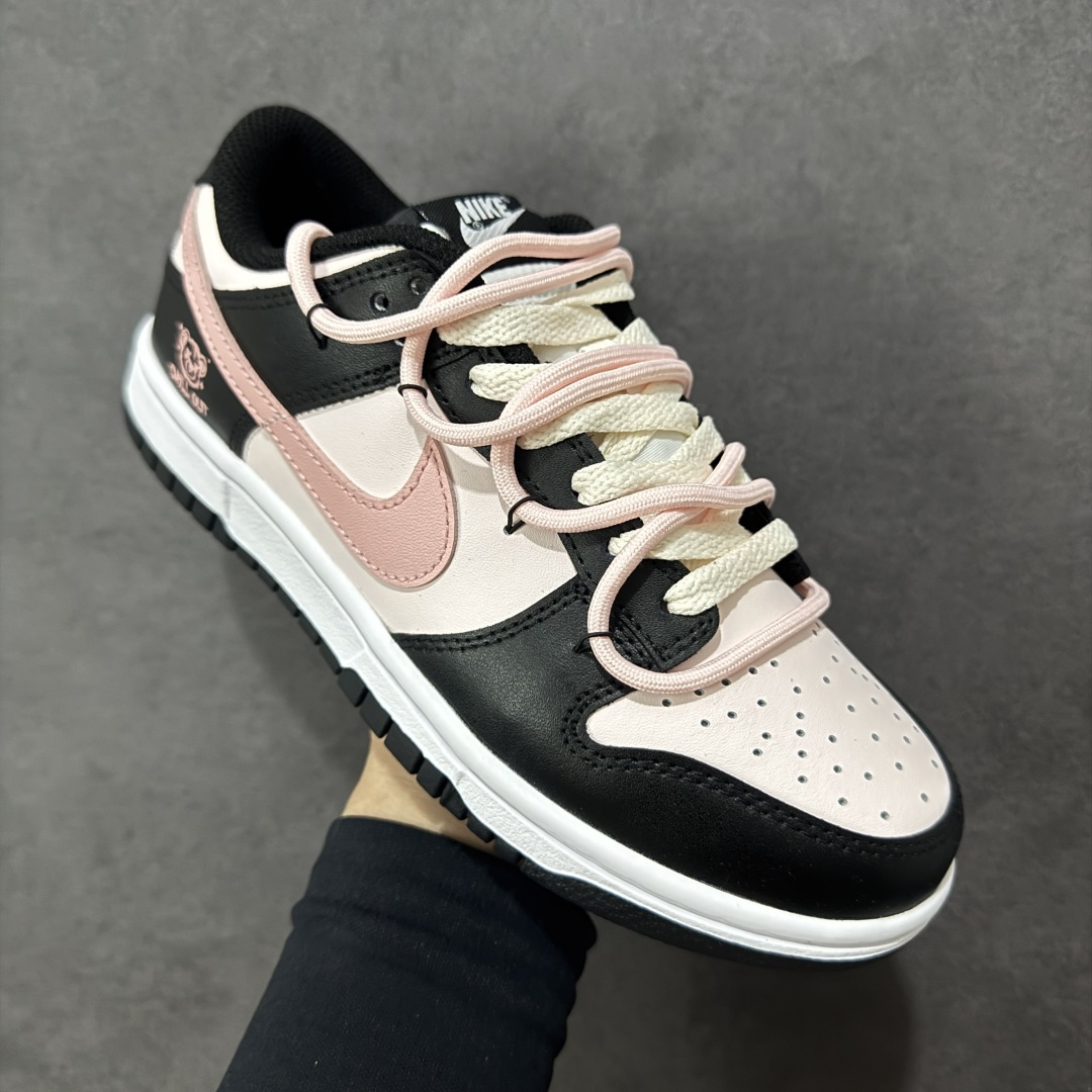 图片[3]-【定制版】Nike Dunk Low 莓莓熊 黑粉 当甜美的莓果粉，遇见深邃的夜幕黑，谱写出一份给少女心的温柔情书。鞋身如同被莓果汁液浸染过的晨曦，侧翼的粉色Swoosh是划过天际的灵动轨迹。独特的鞋带系统，系住的是不拘一格的个性，它懂得你的甜美，更欣赏你的酷。 货号： DD1503-101 尺码： 35.5 36 36.5 37.5 38 38.5 39 40 编码：HXSB290300-选品中心