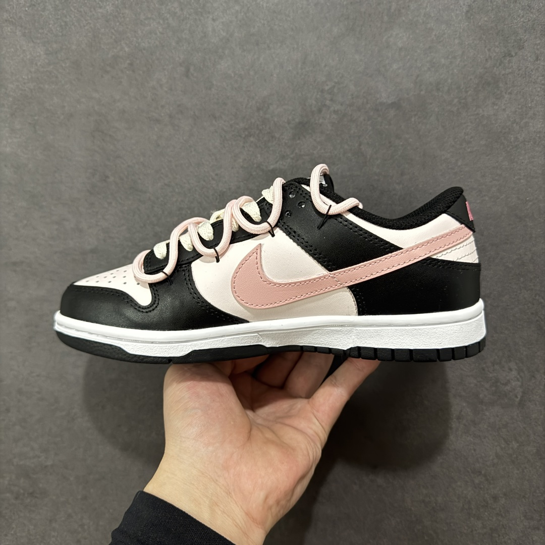 图片[2]-【定制版】Nike Dunk Low 莓莓熊 黑粉 当甜美的莓果粉，遇见深邃的夜幕黑，谱写出一份给少女心的温柔情书。鞋身如同被莓果汁液浸染过的晨曦，侧翼的粉色Swoosh是划过天际的灵动轨迹。独特的鞋带系统，系住的是不拘一格的个性，它懂得你的甜美，更欣赏你的酷。 货号： DD1503-101 尺码： 35.5 36 36.5 37.5 38 38.5 39 40 编码：HXSB290300-选品中心
