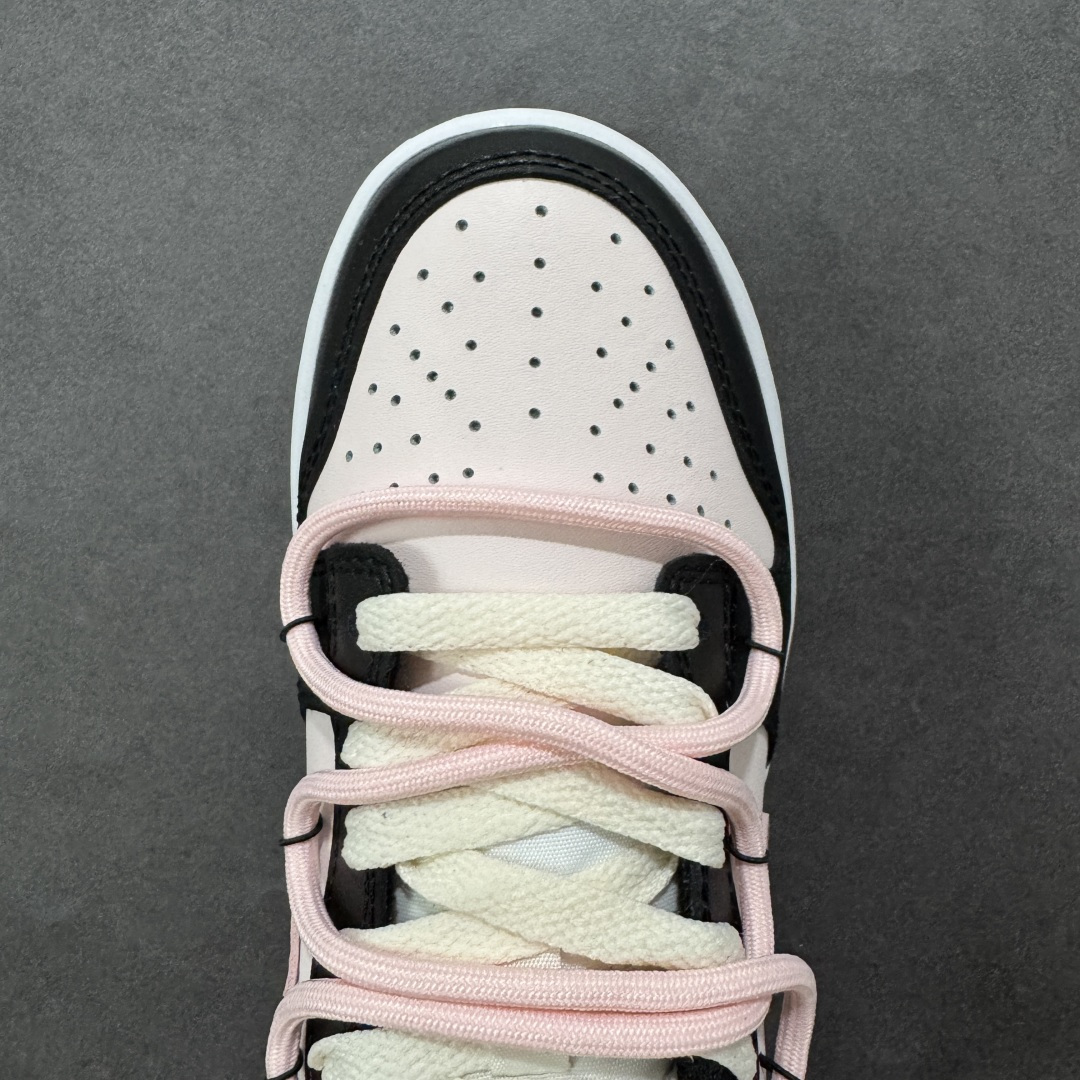 图片[8]-【定制版】Nike Dunk Low 莓莓熊 黑粉 当甜美的莓果粉，遇见深邃的夜幕黑，谱写出一份给少女心的温柔情书。鞋身如同被莓果汁液浸染过的晨曦，侧翼的粉色Swoosh是划过天际的灵动轨迹。独特的鞋带系统，系住的是不拘一格的个性，它懂得你的甜美，更欣赏你的酷。 货号： DD1503-101 尺码： 35.5 36 36.5 37.5 38 38.5 39 40 编码：HXSB290300-选品中心