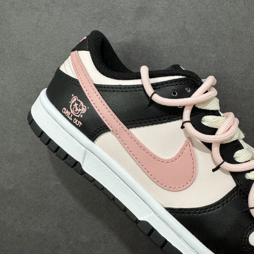 图片[6]-【定制版】Nike Dunk Low 莓莓熊 黑粉 当甜美的莓果粉，遇见深邃的夜幕黑，谱写出一份给少女心的温柔情书。鞋身如同被莓果汁液浸染过的晨曦，侧翼的粉色Swoosh是划过天际的灵动轨迹。独特的鞋带系统，系住的是不拘一格的个性，它懂得你的甜美，更欣赏你的酷。 货号： DD1503-101 尺码： 35.5 36 36.5 37.5 38 38.5 39 40 编码：HXSB290300-选品中心