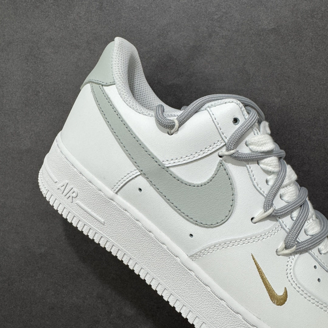 图片[6]-【定制版】Nike Air Force 1\’07 Low 白灰金双钩 空军一号低帮休闲板鞋  #以白色皮革为基底，搭配浅灰色大Swoosh钩，鞋头侧面点缀金色迷你小钩，形成“大小钩”的层次设计，简约中透着精致感；鞋带采用白灰双色拼接，鞋扣处的金色细节进一步提升质感。 货号：CZ0170-106  尺码：36 36.5 37.5 38 38.5 39 40 40.5 41 42 42.5 43 44 44.5 45-选品中心