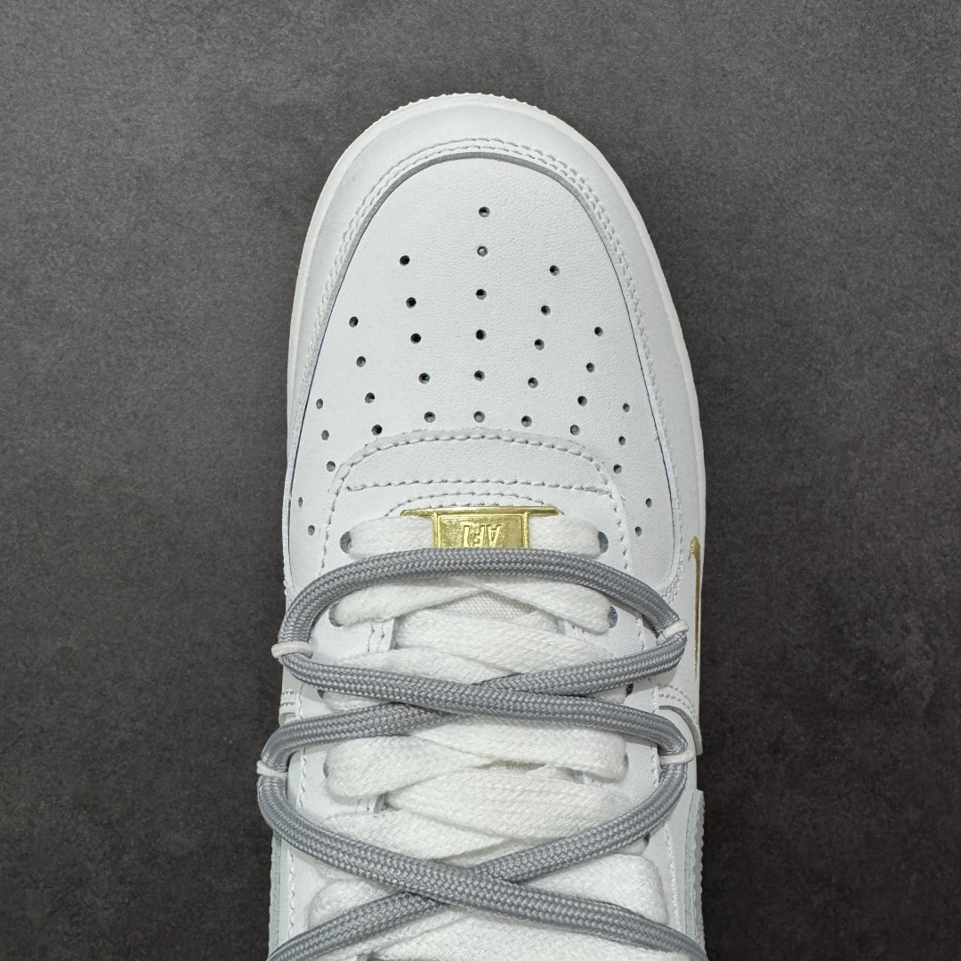 图片[8]-【定制版】Nike Air Force 1\’07 Low 白灰金双钩 空军一号低帮休闲板鞋  #以白色皮革为基底，搭配浅灰色大Swoosh钩，鞋头侧面点缀金色迷你小钩，形成“大小钩”的层次设计，简约中透着精致感；鞋带采用白灰双色拼接，鞋扣处的金色细节进一步提升质感。 货号：CZ0170-106  尺码：36 36.5 37.5 38 38.5 39 40 40.5 41 42 42.5 43 44 44.5 45-选品中心